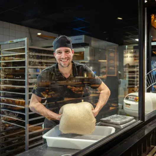 Bakker bezig met deeg