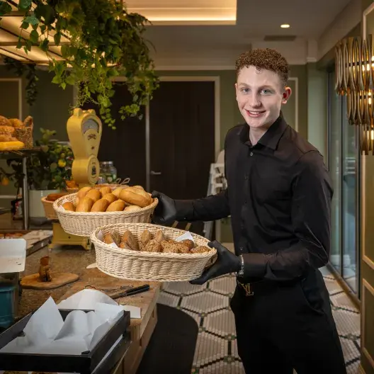 Man dient buffet op