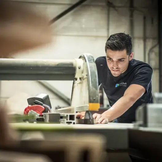 Timmerman bij zaagmachine