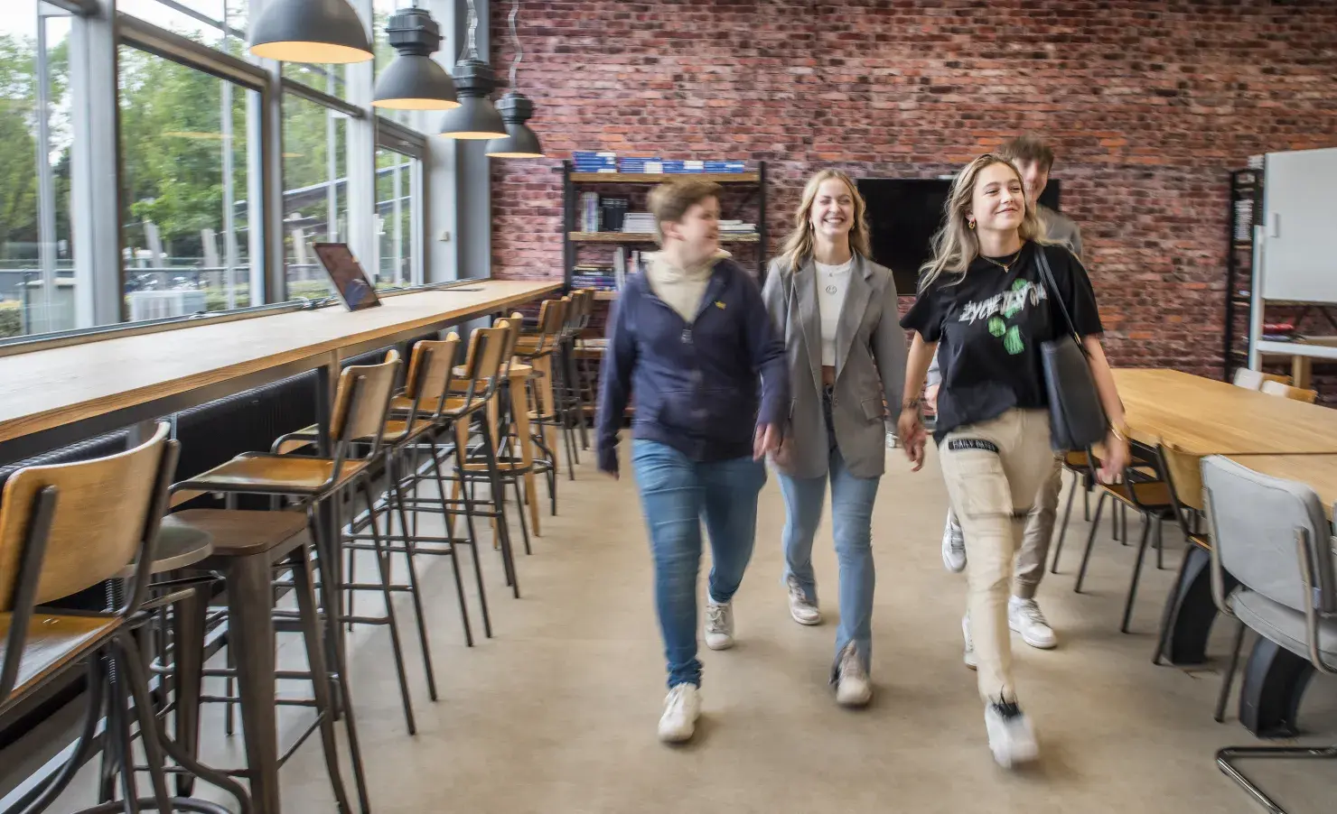Studenten lopend in studielandschap
