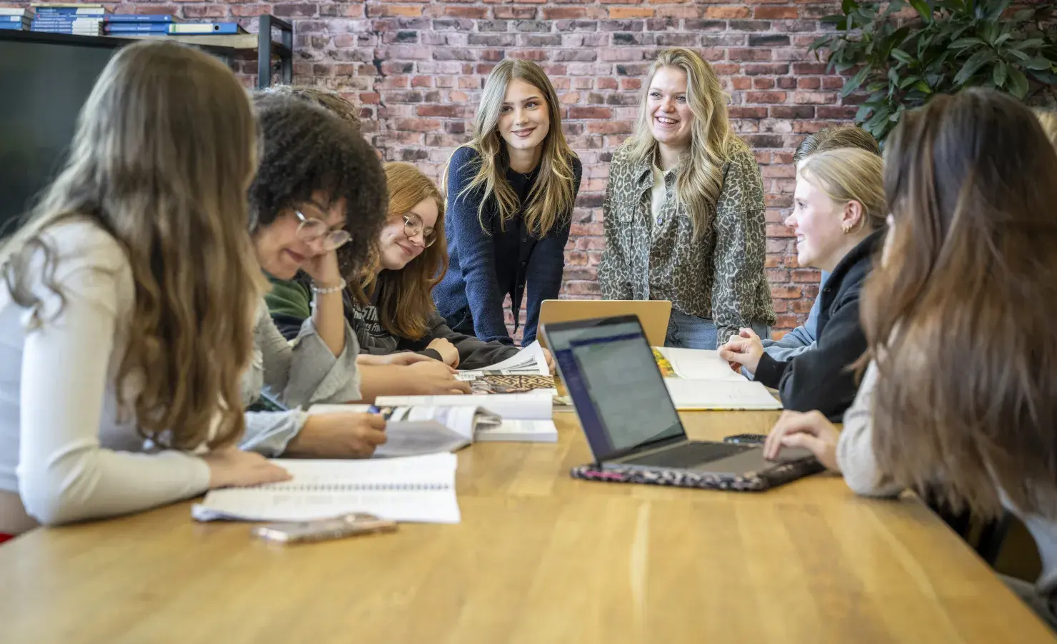 Studenten aan het werk in studielandschap