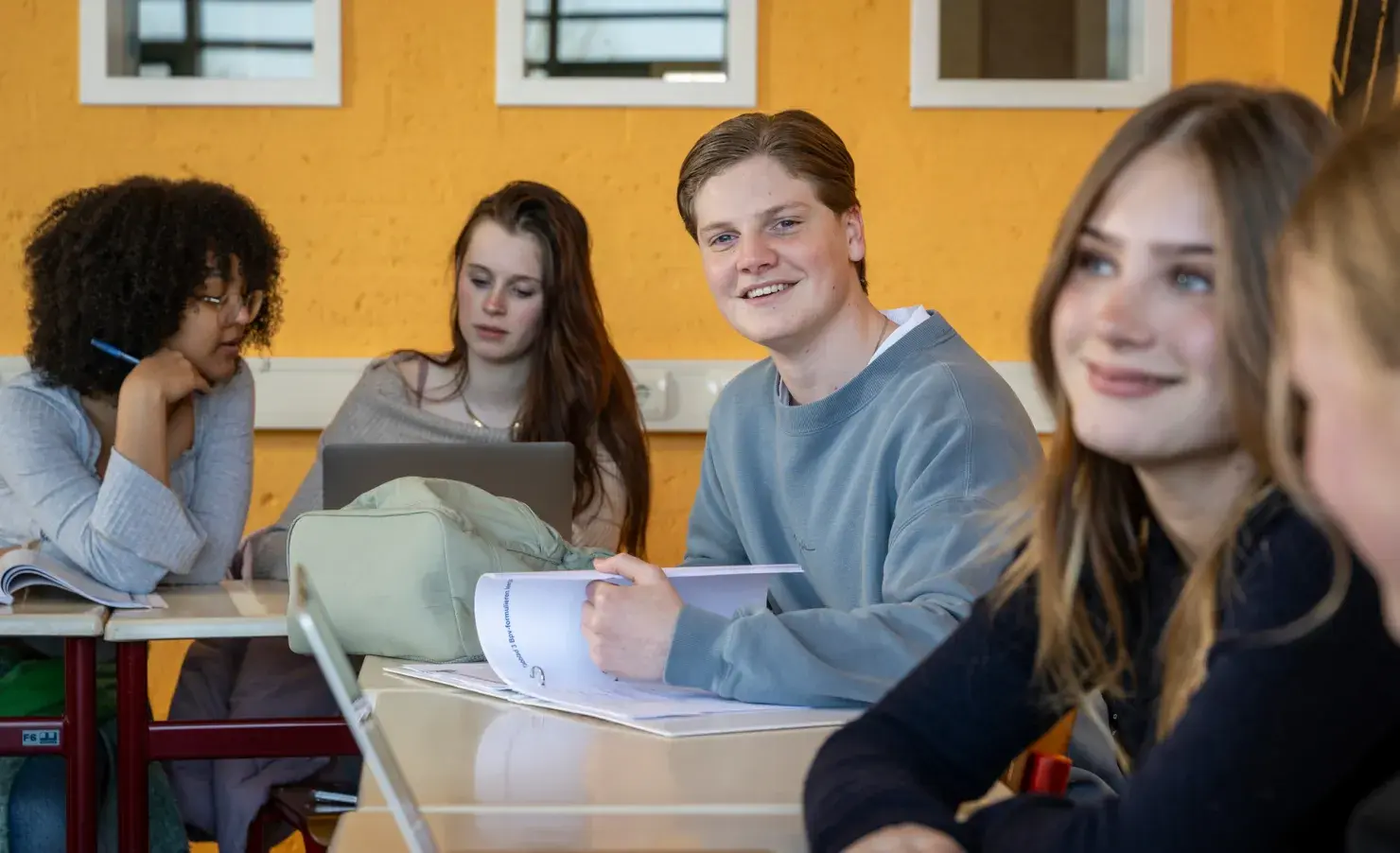 jongen en klasgenoten in klaslokaal