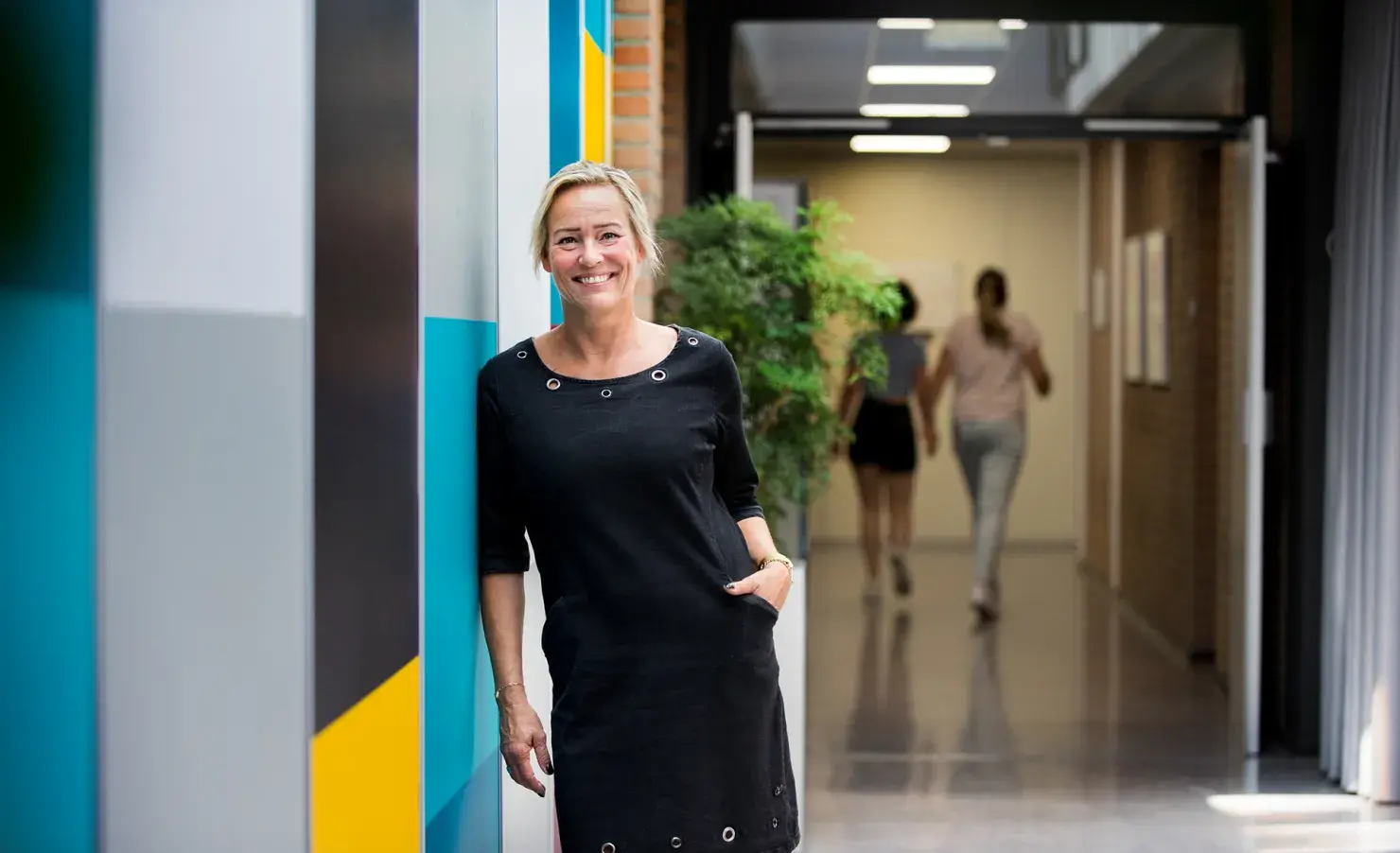 Medewerker in gang schoolgebouw