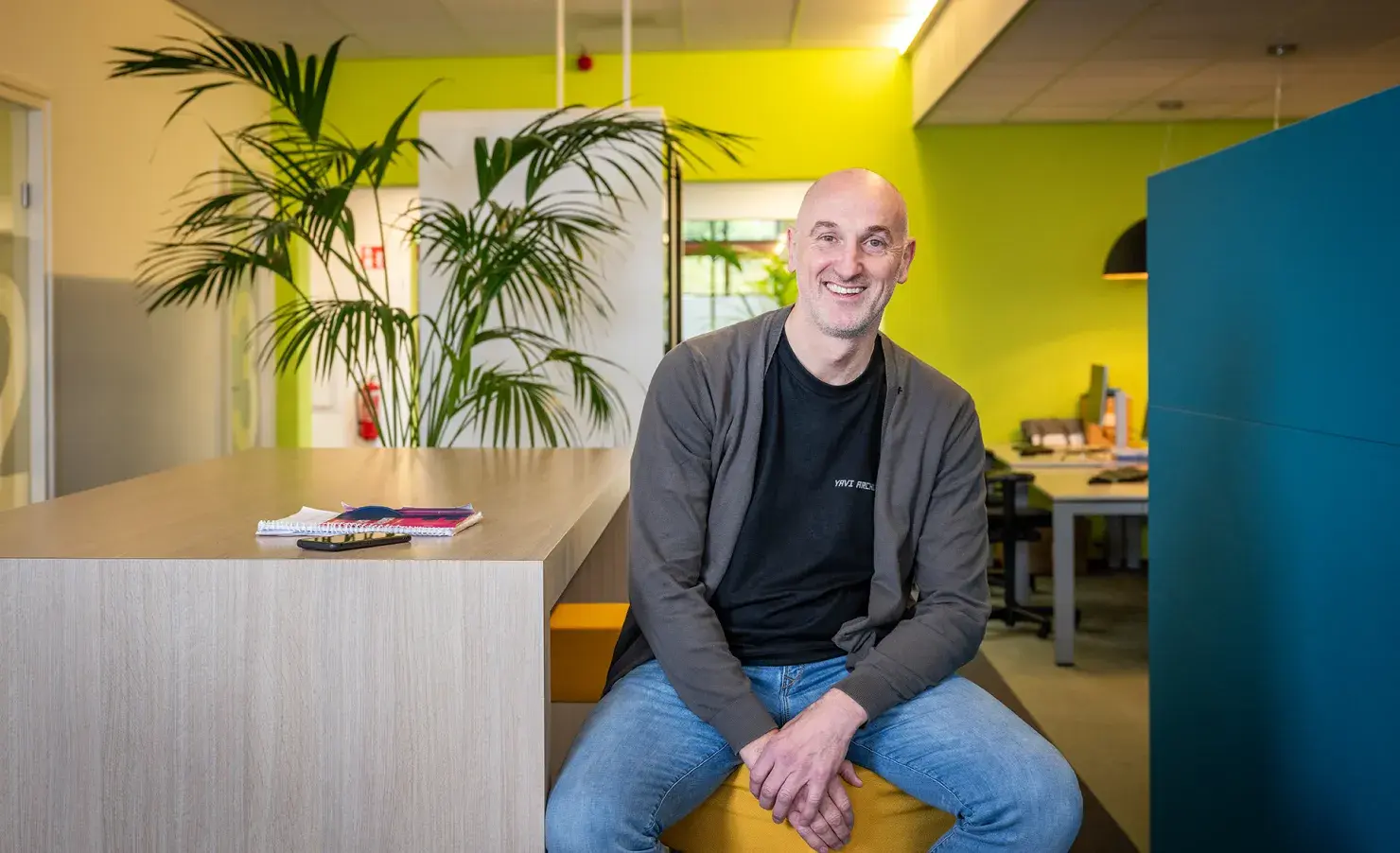 Medewerker in kantoortuin