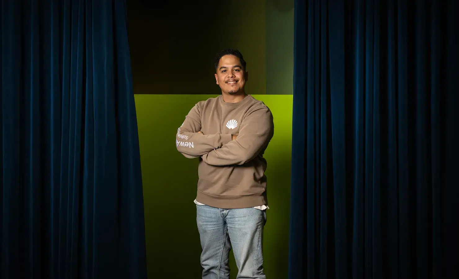 Docent op het podium van theaterzaal