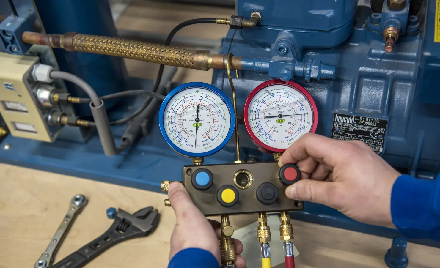 Monteur installatietechniek meten van waardes