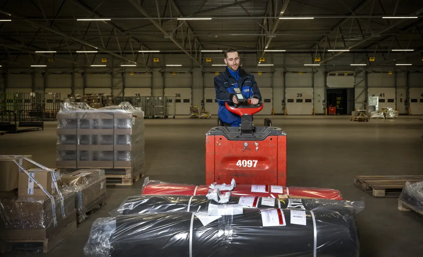 Logistiek medewerker op machine