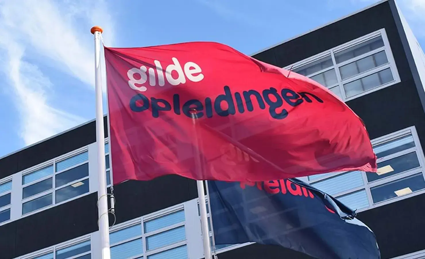 Een vlag met het logo van Gilde Opleidingen