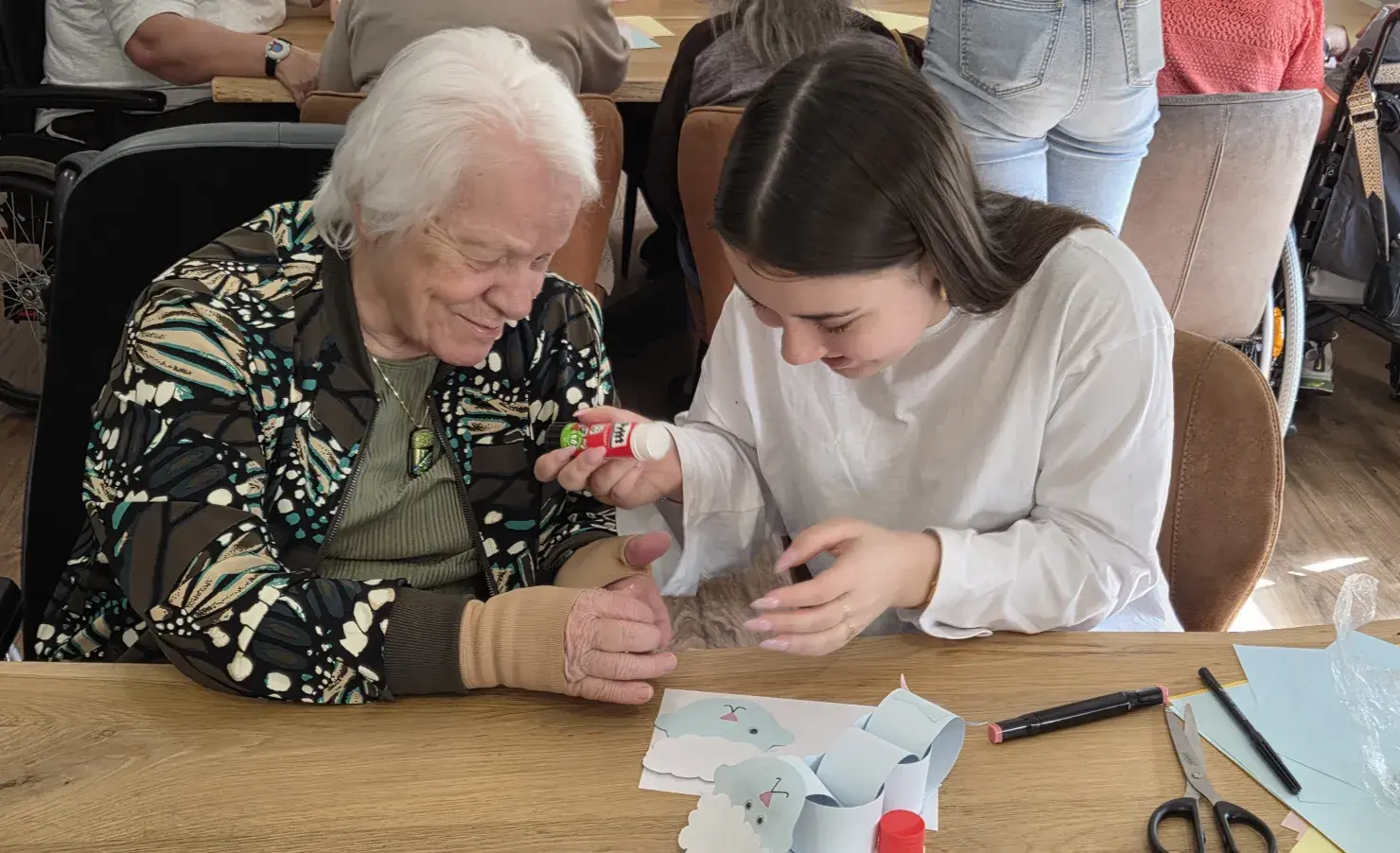 Bewoner en student creatief aan de slag