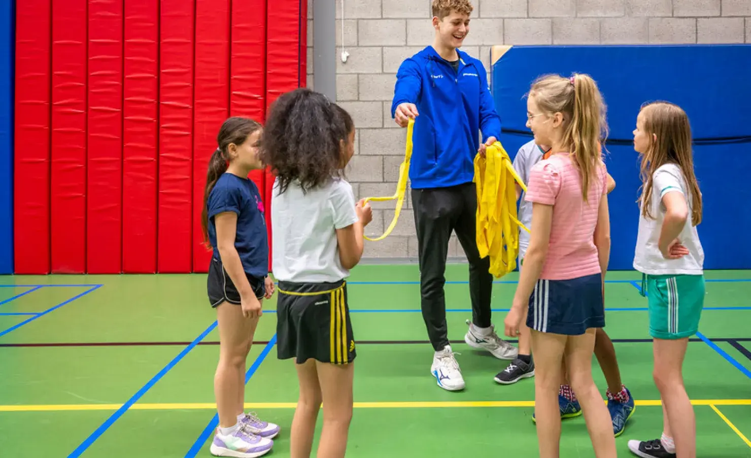 Jongen deelt lintjes uit voor sportactiviteit