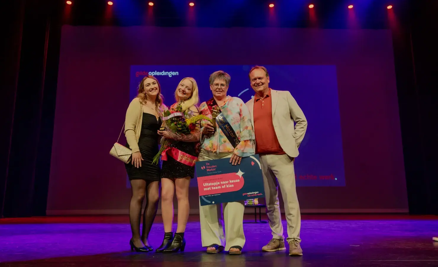 Groepsfoto op podium met prijs 