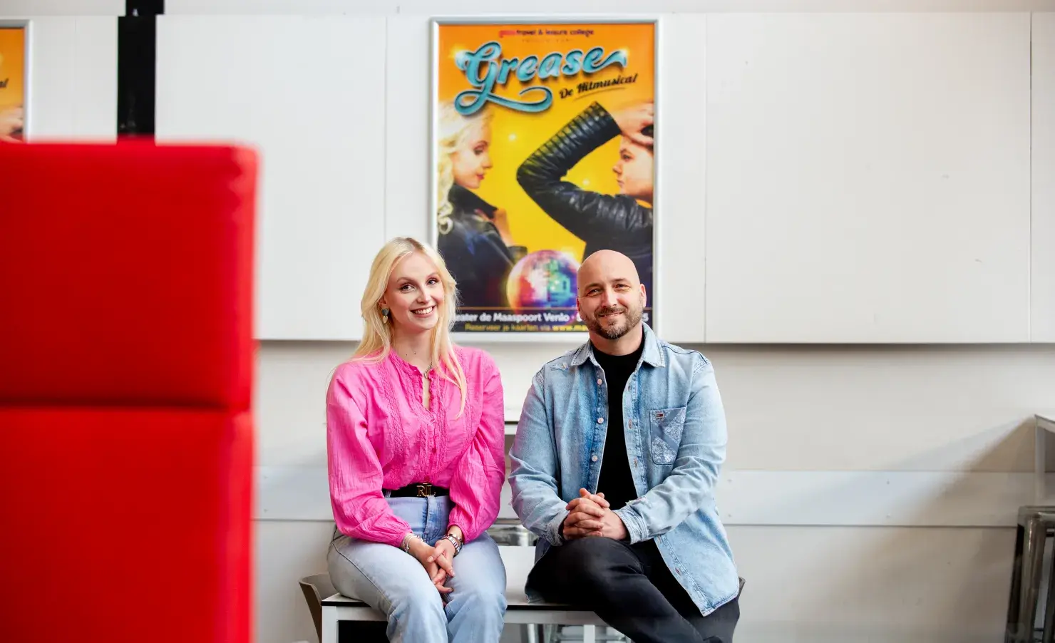Student en docent poseren voor poster Grease