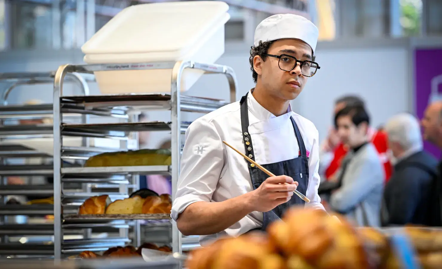 Bakkersstudent aan het werk