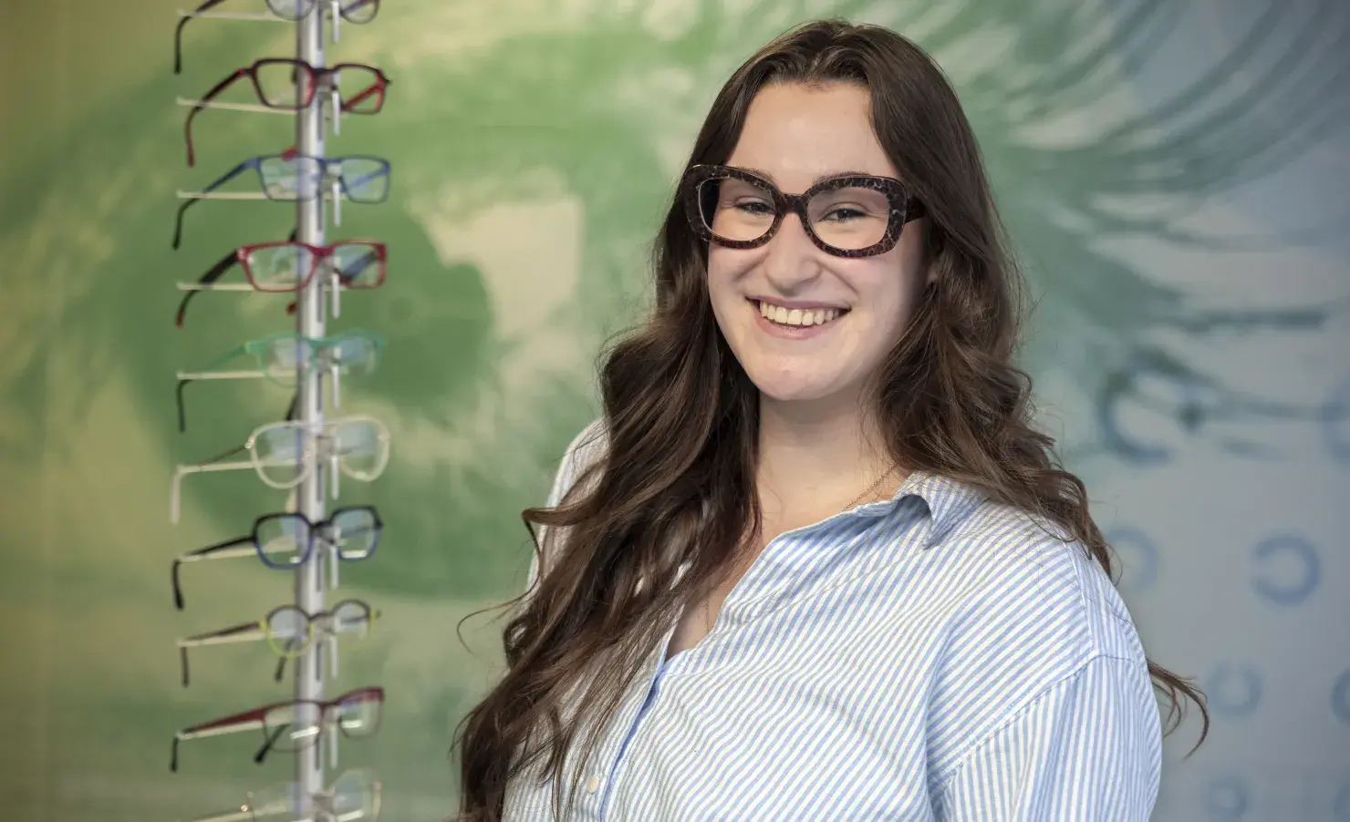 Vrouw poserend bij brillenrek