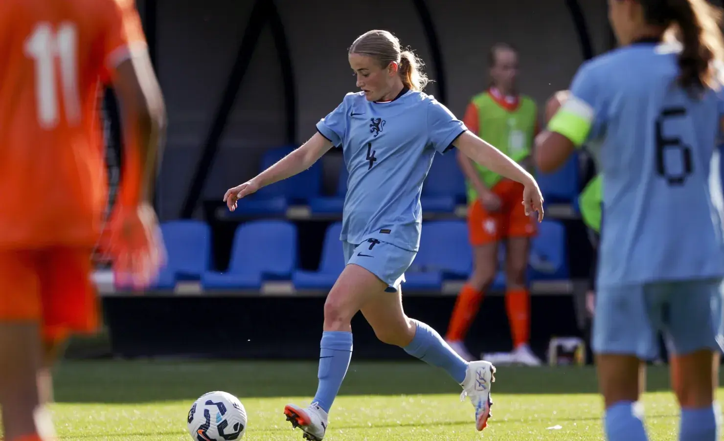 Dame die voetbalt op voetbalveld