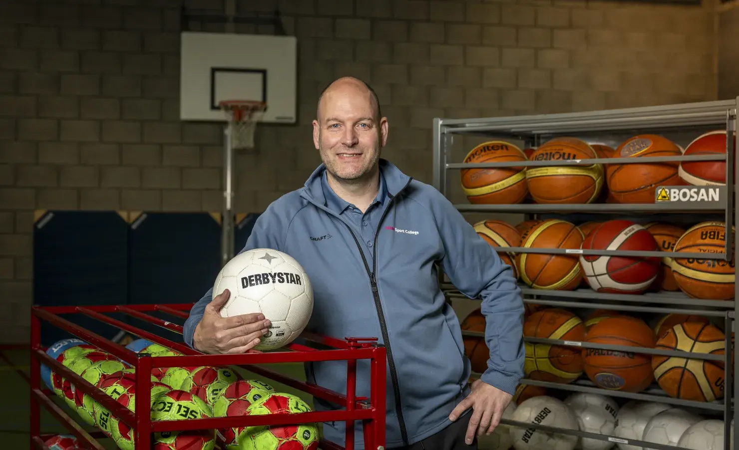 Man met bal in gymzaal