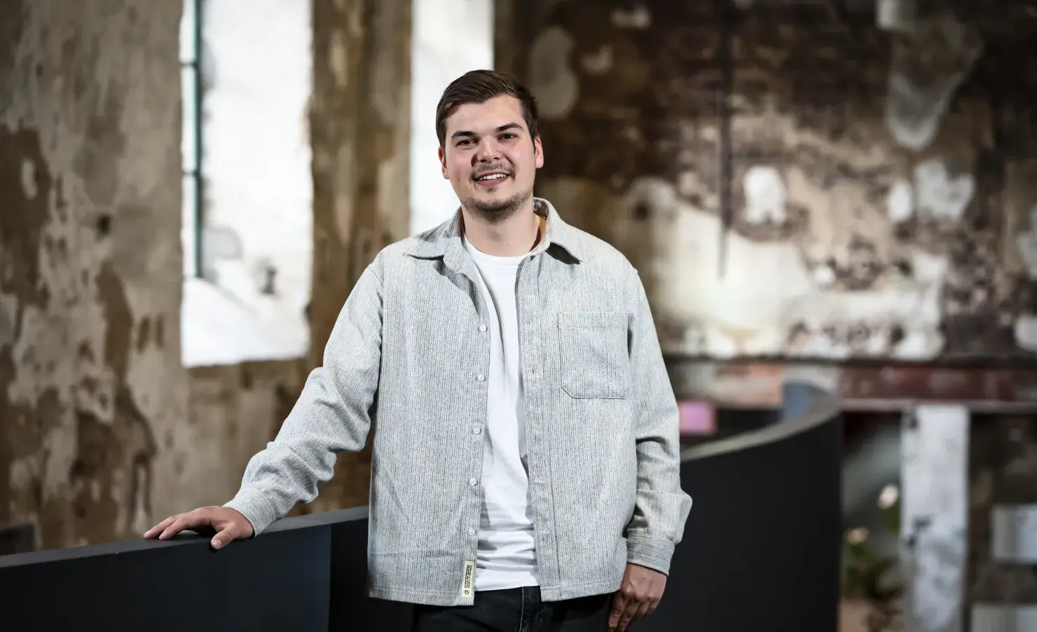 Docent poserend voor camera