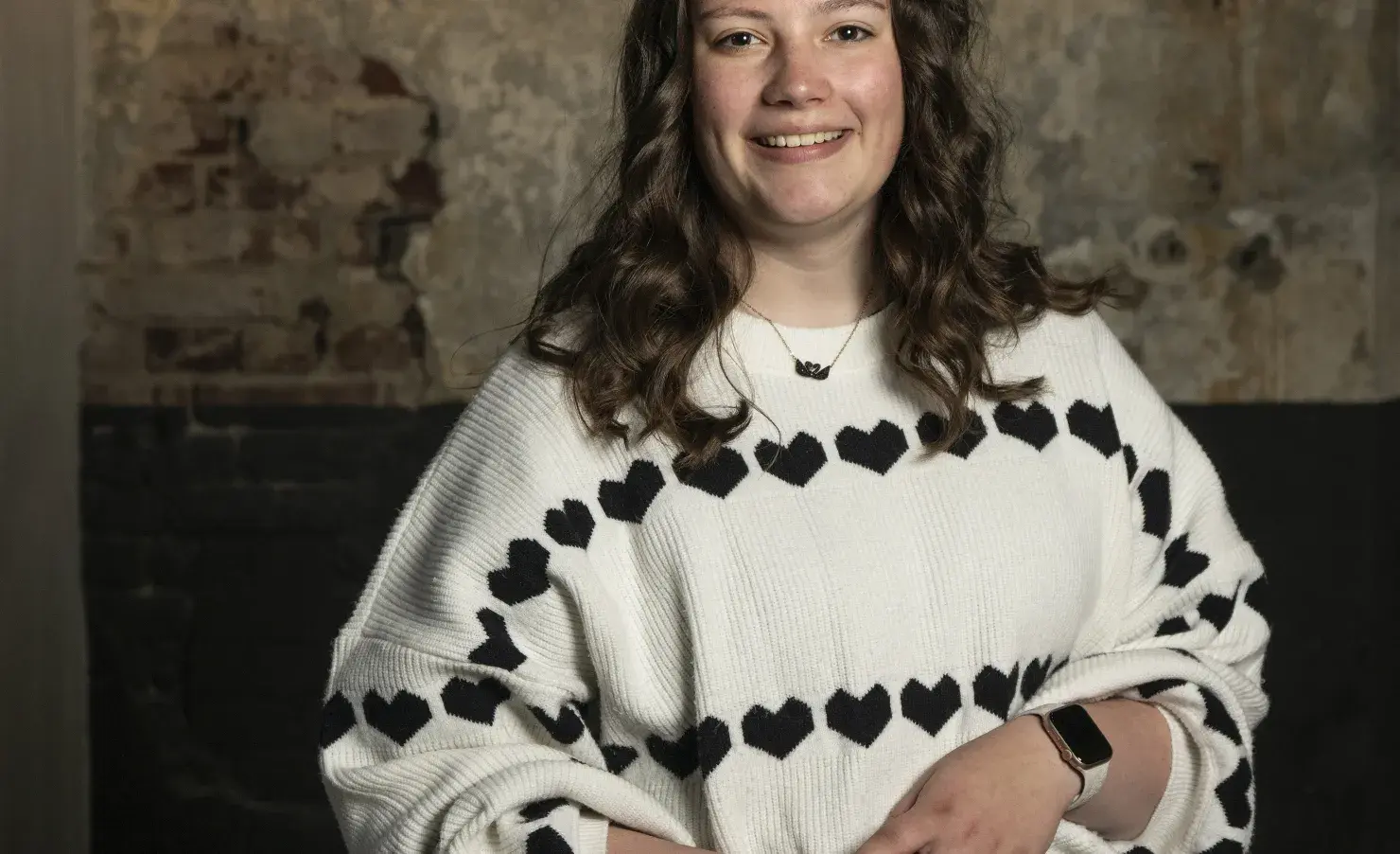 Vrouw lachend en poserend