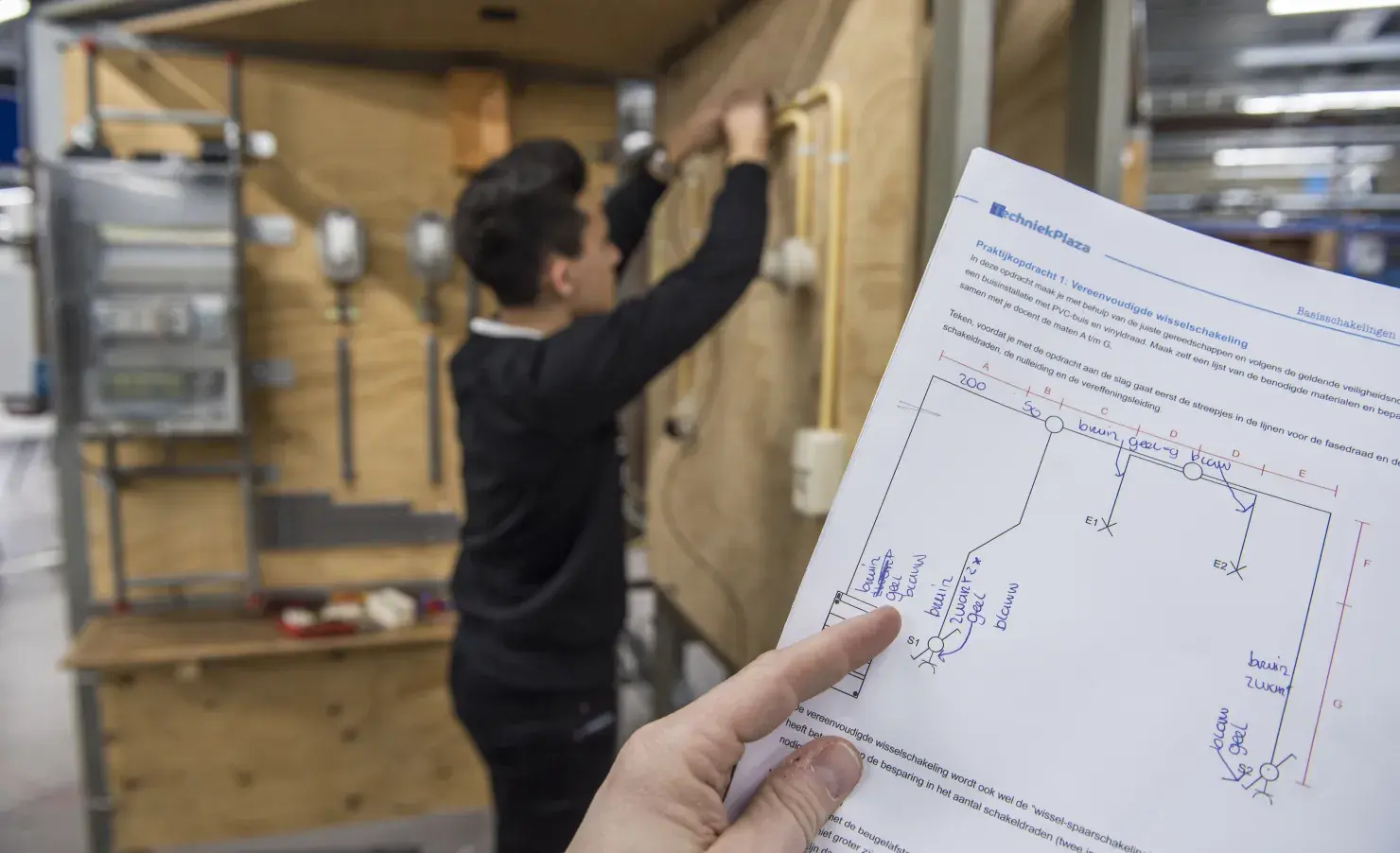 Monteur elektrotechniek aan het werk