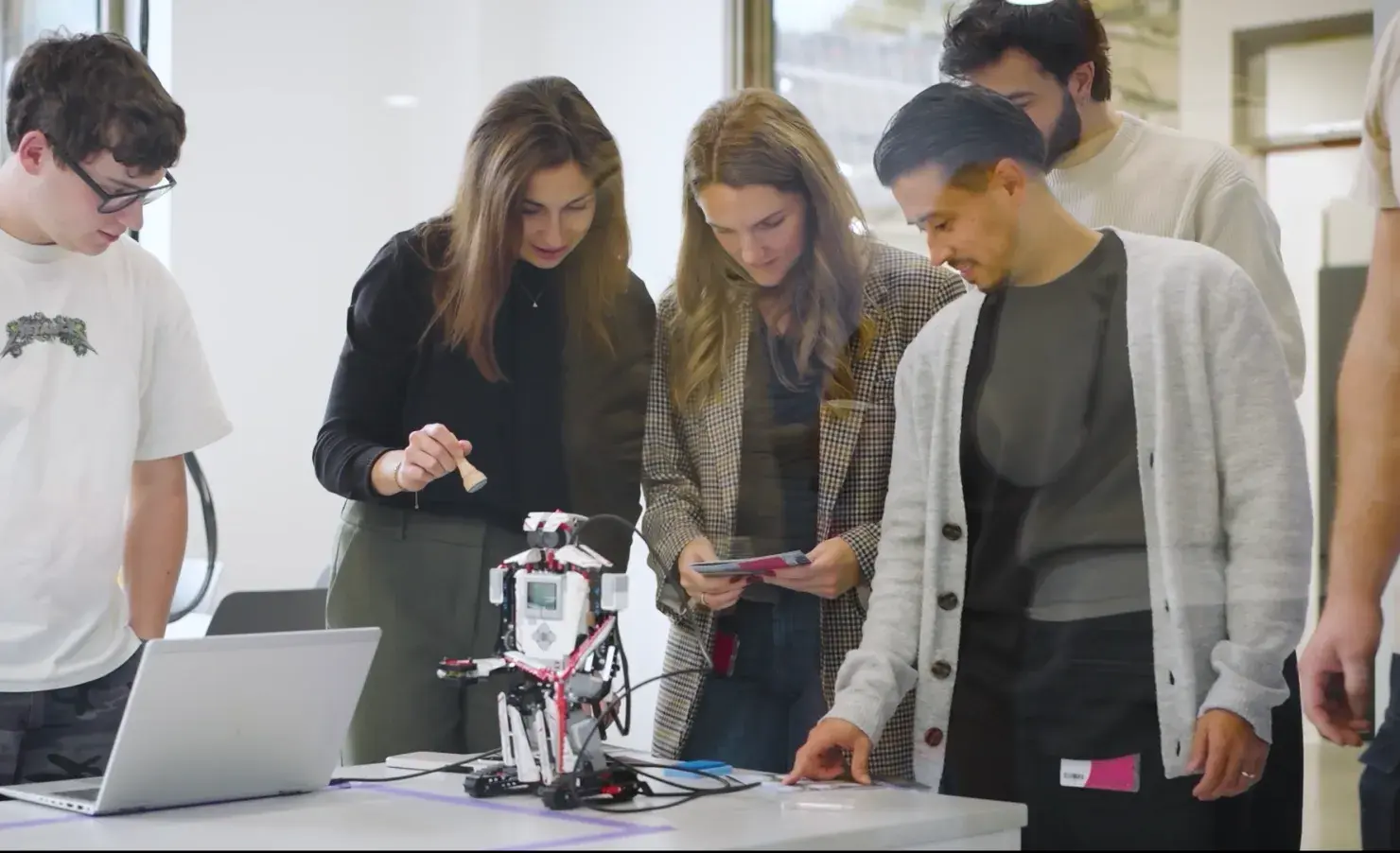 Robotshow tijdens opening marathonlaan