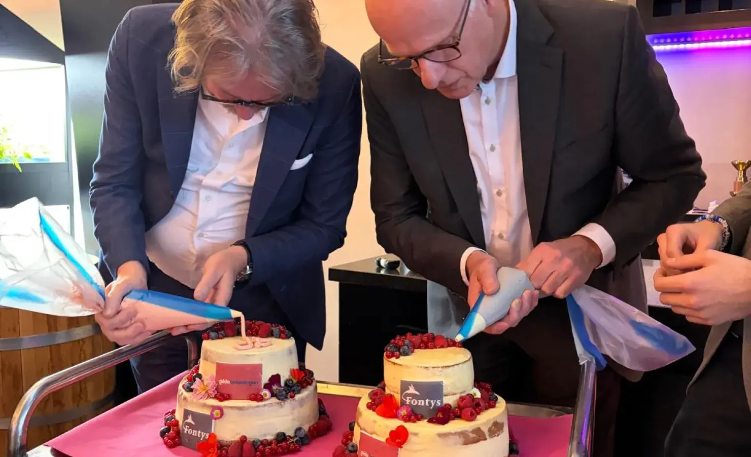 Taarten versierd door directieleden