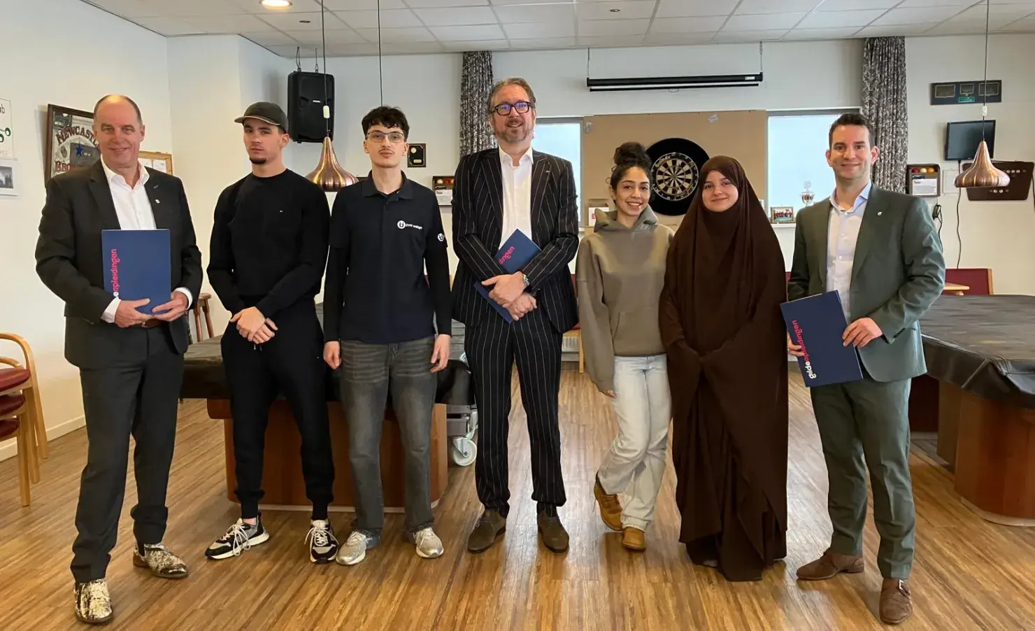 Groep mensen met verklaring in handen