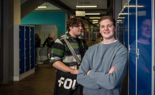 Studenten bij kluisjes