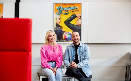 Student en docent poseren voor poster Grease