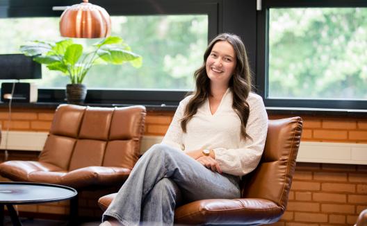 Vrouw poserend op fauteuil