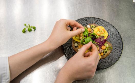 Kok maakt gerecht op 