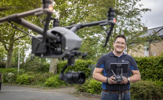 Man bestuurt drone