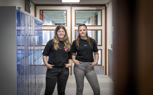 Twee meiden die poseren voor de kluisjes