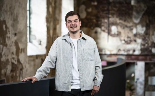Docent poserend voor camera