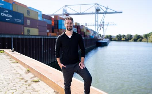 Man poserend voor transportsector