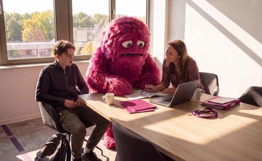 Gesprek met decaan, monster kijkt mee