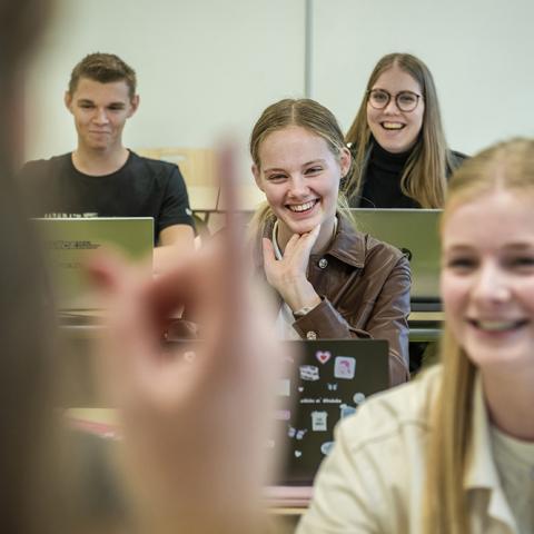 Vrouwelijke student in klaslokaal