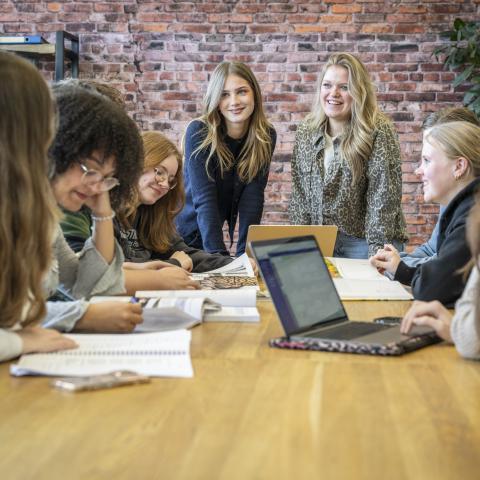 Studenten aan het werk in studielandschap