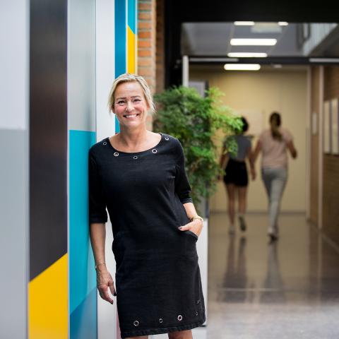 Medewerker in gang schoolgebouw