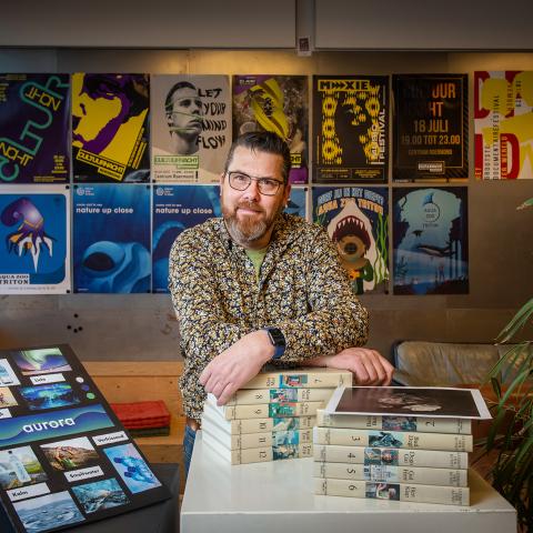 Docent in klaslokaal mediavormgeving