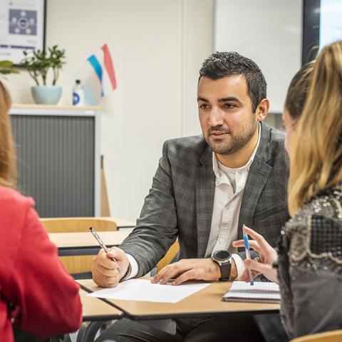 Docent en twee studenten in klaslokaal