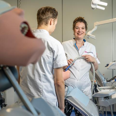 Docent en student tandartsassistent