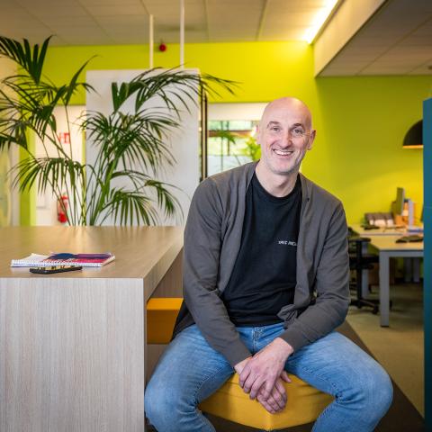 Medewerker in kantoortuin