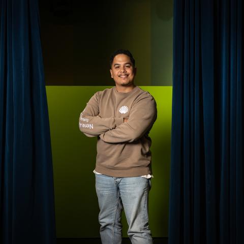 Docent op het podium van theaterzaal