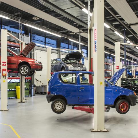 Personenauto's in autogarage