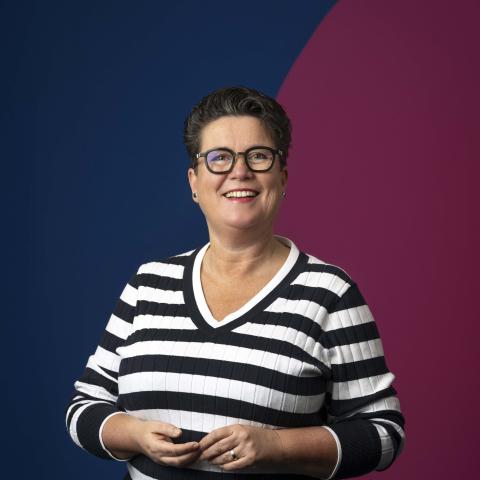 Vrouw lachend voor blauwe achtergrond