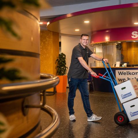 Facilitair medewerker met steekkar