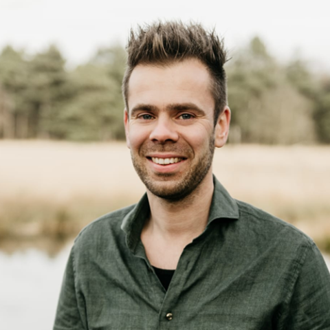 Portretfoto man in natuurgebied