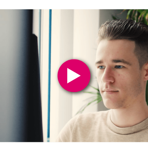 Student vakspecialist ondernemer achter computer
