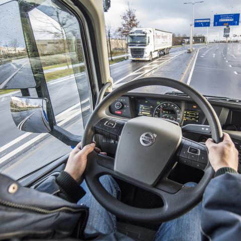 Chauffeur vrachtwagen op snelweg
