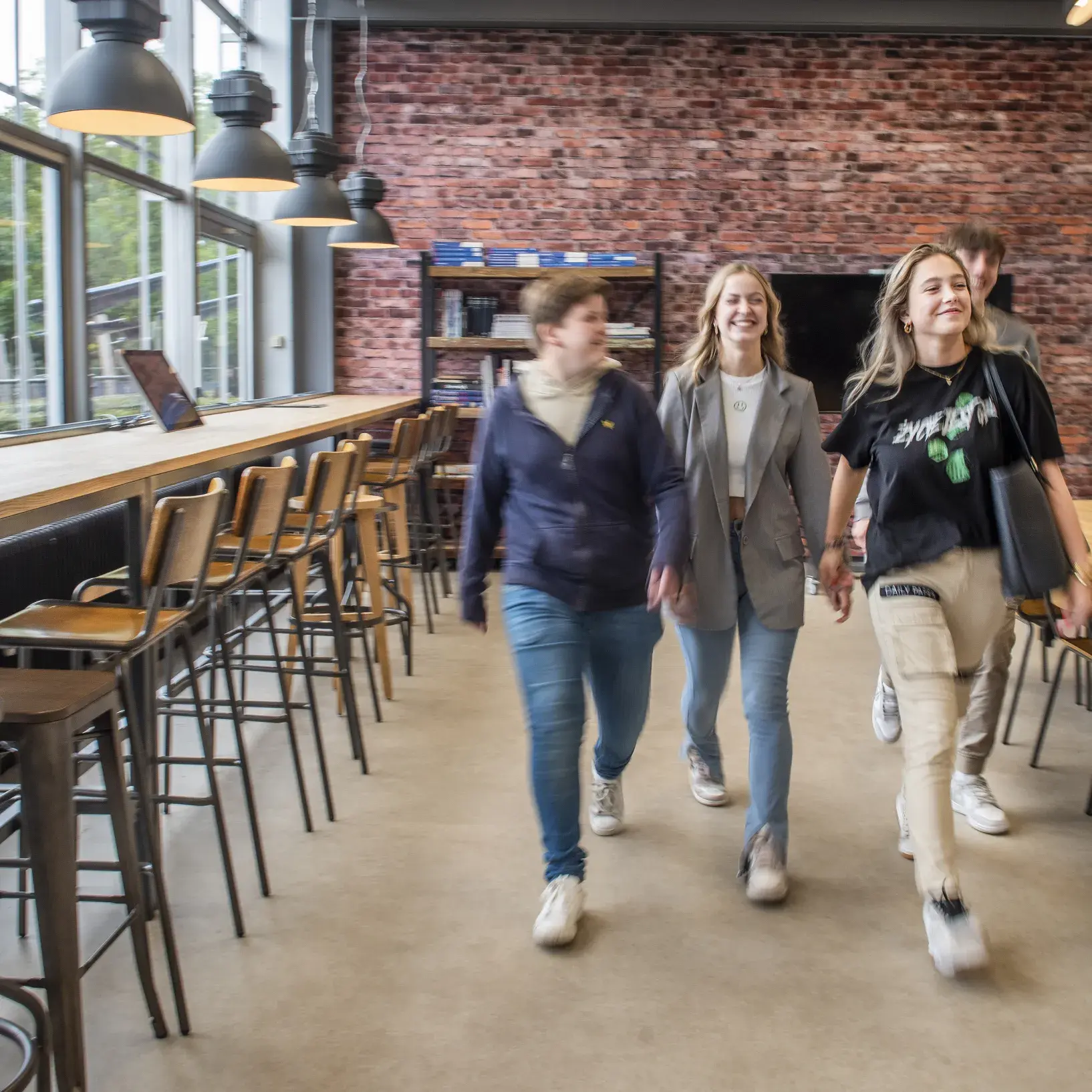 Studenten lopend in studielandschap